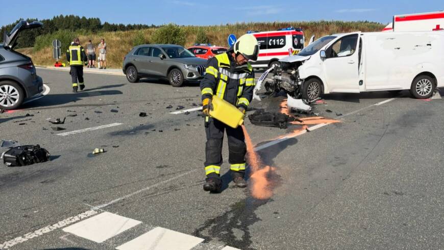Verkehrsunfall mit eingeklemmten Personen