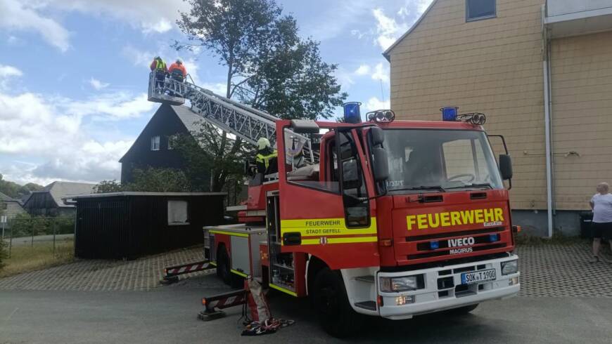 Baum drohte auf Gebäude zu fallen
